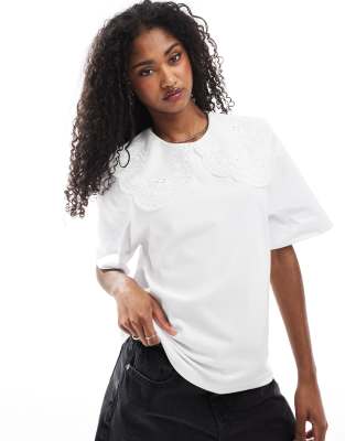 Miss Selfridge - T-Shirt in Weiß mit Matrosenkragen und Spitzenborte