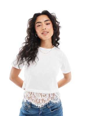 Miss Selfridge - T-Shirt in Weiß mit Spitzen-Einsatz und Muschelsaum