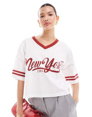 Miss Selfridge - T-Shirt in Weiß mit V-Ausschnitt und Ränder und „New York"-Aufschrift in Rot