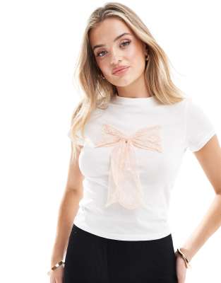 Miss Selfridge - T-Shirt in Weiß mit Zierschleife aus Spitze