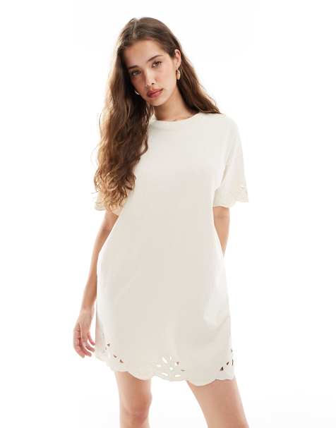 Miss Selfridge – T-Shirt-Kleid in Ecru mit Lockstickerei-Rand - view 1