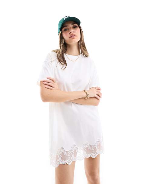 Miss Selfridge – T-Shirt-Kleid in Weiß mit Spitzensaum und Festival-Flair - view 1