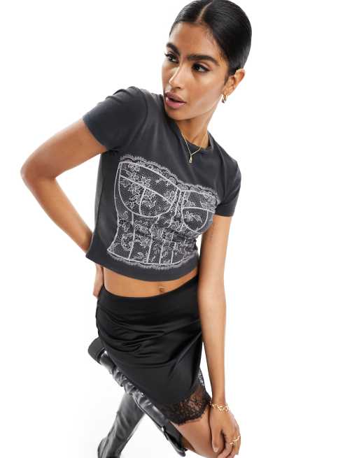 Miss Selfridge - T-shirt met korte mouwen en grafische print in zwart met wassing