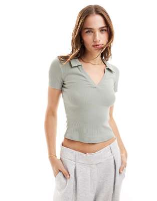 Miss Selfridge - T-shirt met korte mouwen en polokraagje in saliegroen