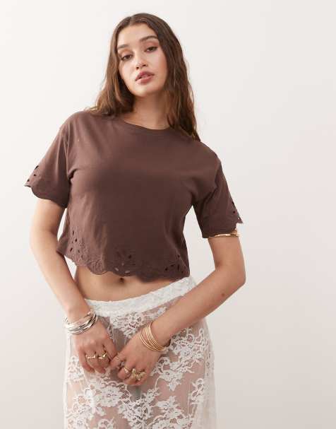 Miss Selfridge - T-shirt met opengewerkte zoom in chocoladebruin - view 1