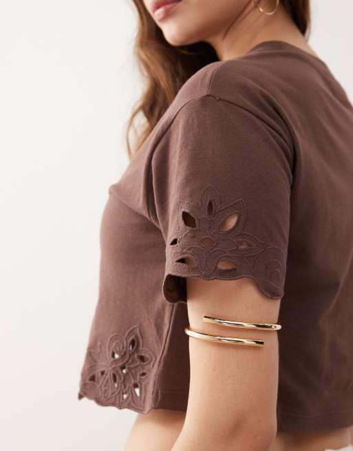 Miss Selfridge - T-shirt met opengewerkte zoom in chocoladebruin, 2 van 4