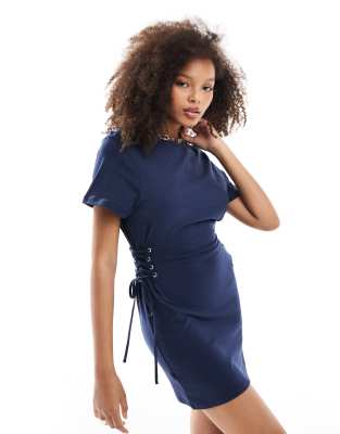 Miss Selfridge - T-Shirt-Minikleid in Marineblau mit seitlichen Bindebändern-Braun