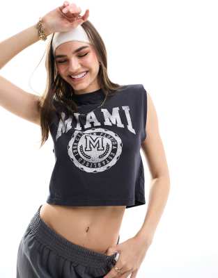 Miss Selfridge - T-Shirt mit „Miami"-Grafikprint und Schulterpolstern-Grau