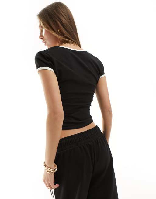 Miss Selfridge - T-shirt nera e bianca con scollo a V e bordi a contrasto, 4 di 4
