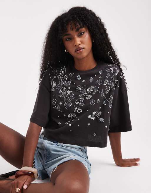 Miss Selfridge – T-shirt o krótkim fasonie w spranym szarym kolorze ze zdobionym wzorem