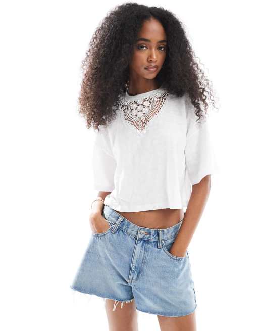 Miss Selfridge - T-shirt taglio corto ampia con inserto in pizzo