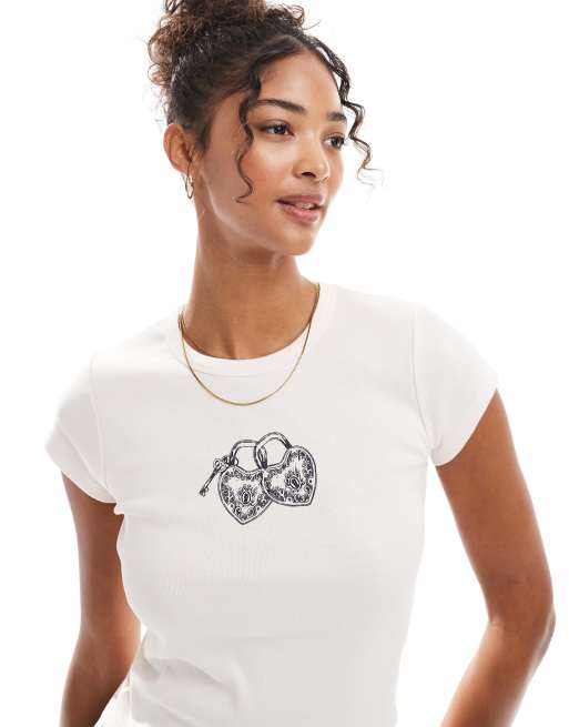 Miss Selfridge - T-shirt taglio lungo stretta rosa chiaro con lucchetto a forma di cuore