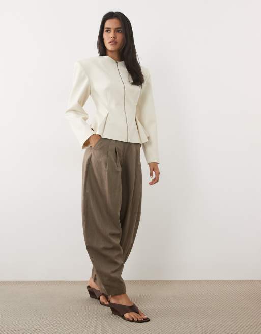 Miss Selfridge taillierter Blazer mit Power-Schultern und Schößchen in Ivory, 2 von 4