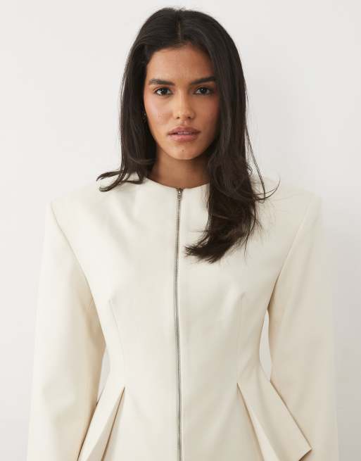 Miss Selfridge taillierter Blazer mit Power-Schultern und Schößchen in Ivory, 3 von 4