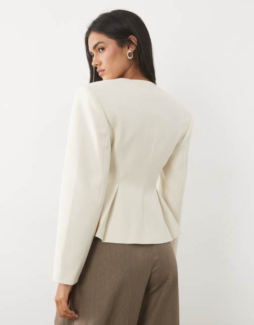 Miss Selfridge taillierter Blazer mit Power-Schultern und Schößchen in Ivory, 4 von 4
