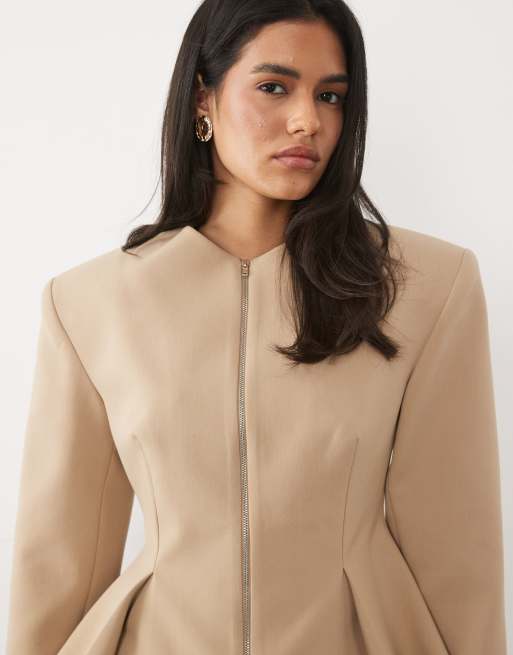 Miss Selfridge taillierter Blazer mit Power-Schultern und Schößchen in neutral, 3 von 4