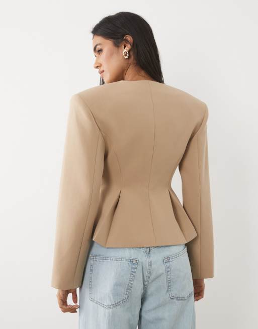 Miss Selfridge taillierter Blazer mit Power-Schultern und Schößchen in neutral, 4 von 4