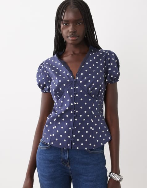 Miss Selfridge tailliertes Hemd mit Spitze am V-Ausschnitt und Pünktchenmuster - view 1