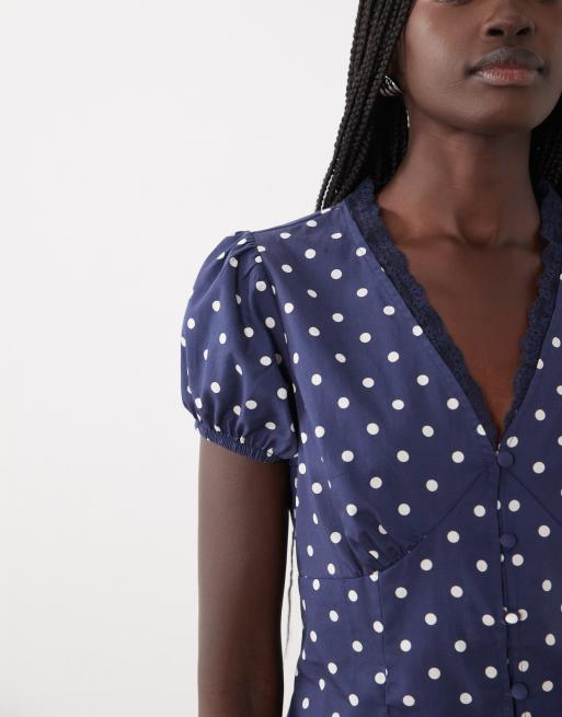 Miss Selfridge tailliertes Hemd mit Spitze am V-Ausschnitt und Pünktchenmuster, 3 von 4