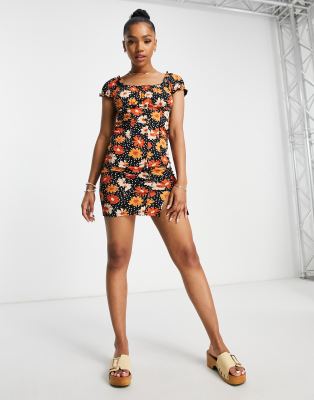 Miss Selfridge - Tailliertes Minikleid mit Knopfleiste in Schwarz mit Sonnenblumenmuster im Stempeldruckdesign