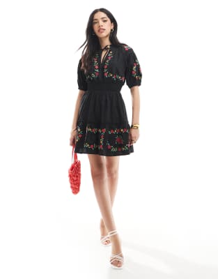 Miss Selfridge - Tailliertes Western-Minikleid in Schwarz mit Stickerei-Bunt