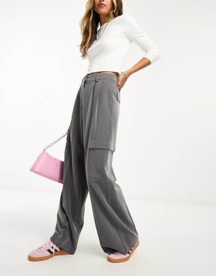 tailored wide leg cargo pants in gray