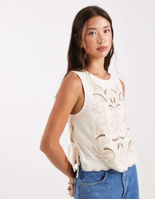 Miss Selfridge - Tanktop in Ecru mit Cutwork-Design-Bunt