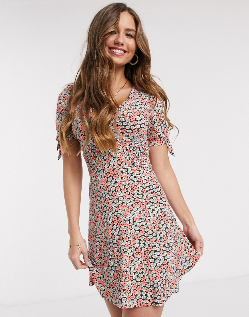 Miss Selfridge – Tea-klänning i omlottmodell med persikofärgat blommönster-Rosa