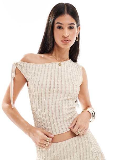 Miss Selfridge – Teksturowany top na jedno ramię - view 1