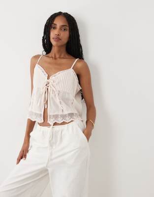Топ на бретельках с кружевной отделкой и завязкой спереди от Miss Selfridge цвета румян blush