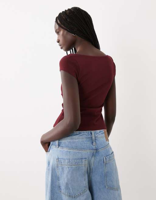 Miss Selfridge top à encolure dégagée avec coutures corset et bordure picot en bordeaux, 3 de 4