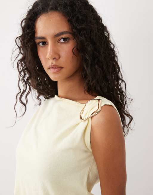 Miss Selfridge top à épaules dénudées jaune avec détail broche, 3 de 4