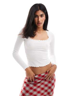 Miss Selfridge - Top à manches longues et encolure carrée avec bords en dentelle - Ivoire-Blanc