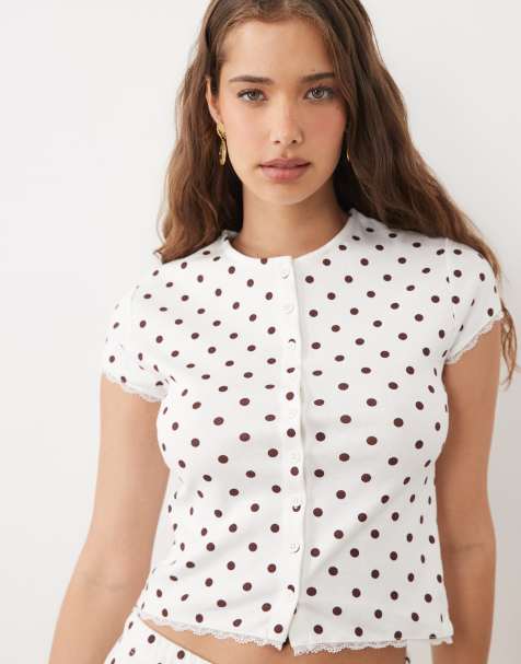 Miss Selfridge - Top a maniche corte a pois con bottoni in coordinato - view 1