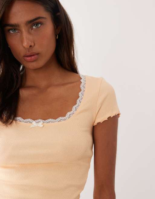 Miss Selfridge - Top a maniche corte color pesca con scollo squadrato e finiture in pizzo, 3 di 4