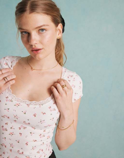Miss Selfridge - Top a maniche corte traforato a fiorellini con scollo rotondo e finiture in pizzo