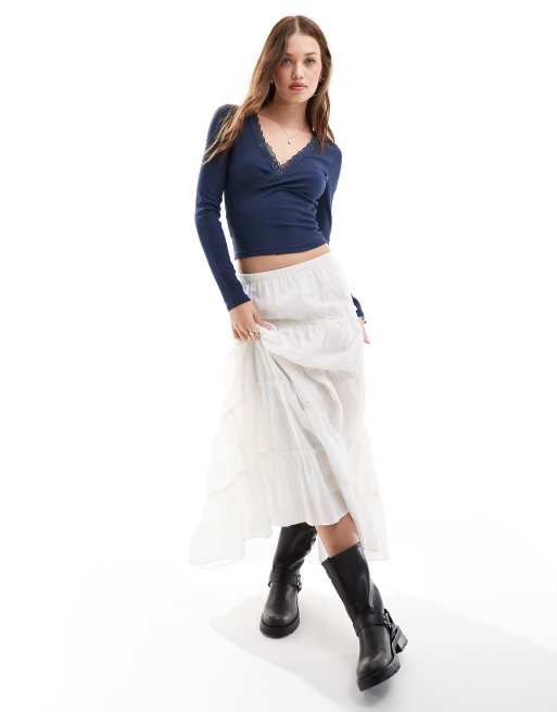 Miss Selfridge - Top a maniche lunghe blu navy a portafoglio con finiture in pizzo, 2 di 4