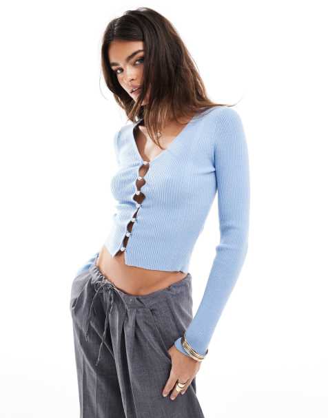 Miss Selfridge - Top a maniche lunghe blu pallido in maglia morbida a coste con scollo a V e bottoni in perle sintetiche - view 1