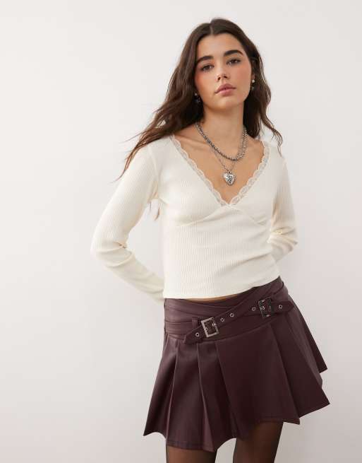 Miss Selfridge - Top a maniche lunghe color crema con finiture in pizzo