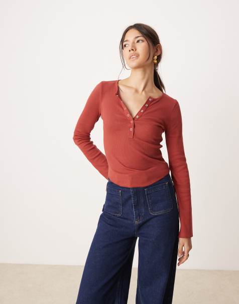 Miss Selfridge - Top a maniche lunghe rosso intenso con collo serafino con bottoni a pressione - view 1