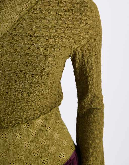 Miss Selfridge - Top a maniche lunghe svasate in jersey testurizzato misto color oliva, 2 di 4