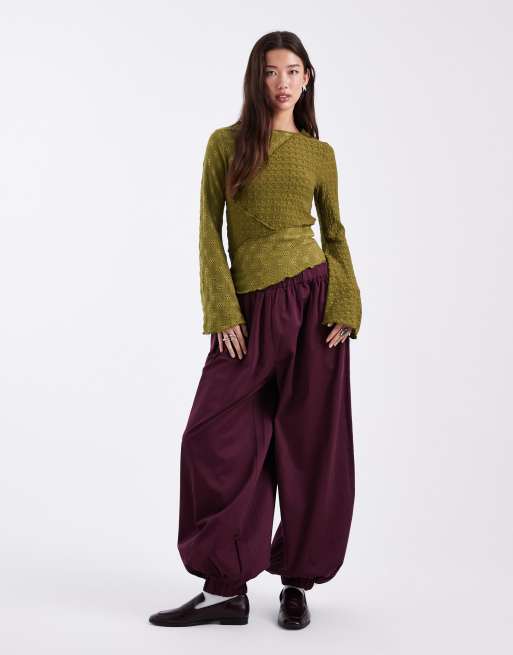 Miss Selfridge - Top a maniche lunghe svasate in jersey testurizzato misto color oliva, 4 di 4