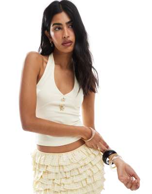 Miss Selfridge - Top allacciato al collo color burro con bottoni a forma di conchiglia