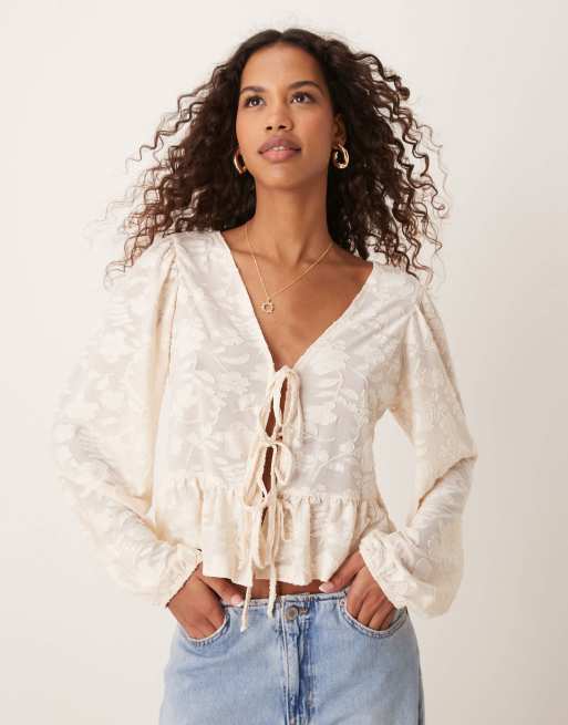 Miss Selfridge - Top allacciato sul davanti in pizzo color avorio con motivo jacquard