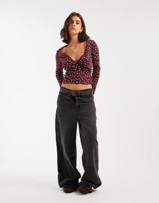 Miss Selfridge - Top avvolgente a maniche lunghe traforato con stampa a fiorellini, 2 di 4