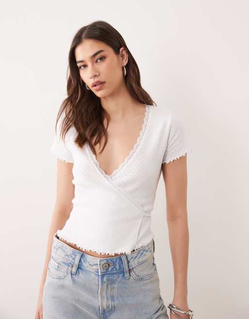 Miss Selfridge - Top avvolgente bianco traforato con dettaglio smerlato