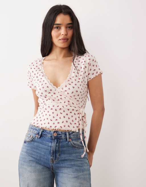 Miss Selfridge - Top avvolgente traforato rosa a fiorellini con dettaglio smerlato, 1 di 4