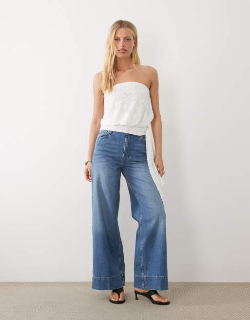 Miss Selfridge - Top blanco con escote palabra de honor y lazada en la cintura de devoré, 2 de 4