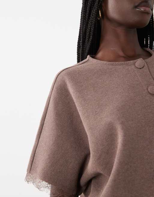 Miss Selfridge top boutonné à manches chauve-souris avec finition dentelle en marron, 2 de 4