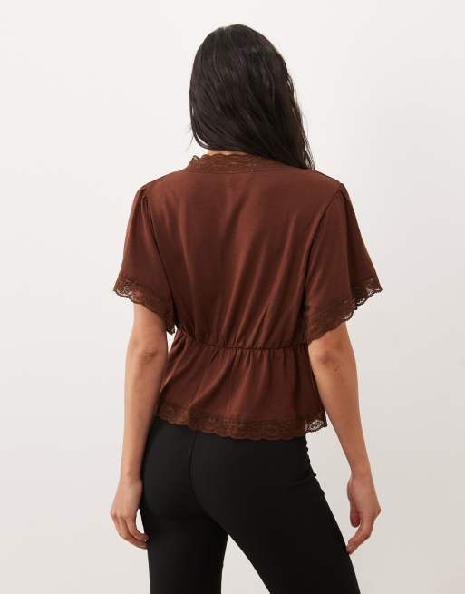 Miss Selfridge top boutonné devant avec bordure en dentelle, chocolat, 2 de 4